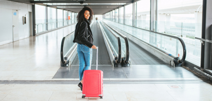 vrouw met bagage die vertrekt op de luchthaven