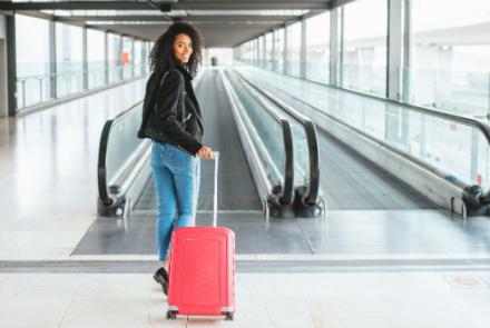 vrouw met bagage die vertrekt op de luchthaven