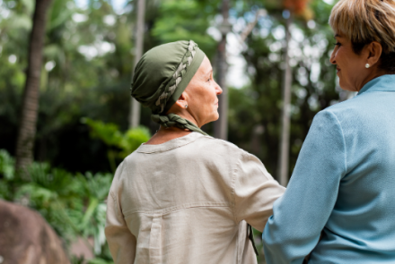 vrouw met hoofddoek om haaruitval te verbergen