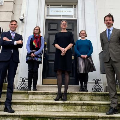 May Persoons omringd door haar team in Londen