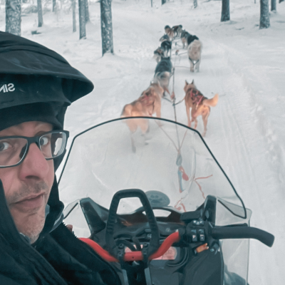 Gys Wuyts achter de hondenslee in Finland